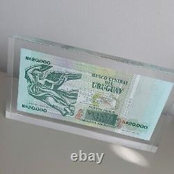 Billet de banque Uruguay 20000 Pesos 1989 P69s UNC spécimen dans un bloc acrylique de monnaie