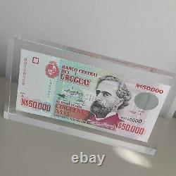 Billet de banque uruguayen de 50 000 pesos de 1989 P70s UNC spécimen dans un bloc acrylique de monnaie