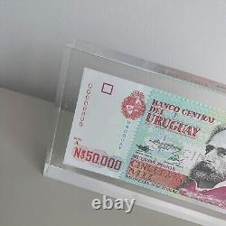 Billet de banque uruguayen de 50 000 pesos de 1989 P70s UNC spécimen dans un bloc acrylique de monnaie