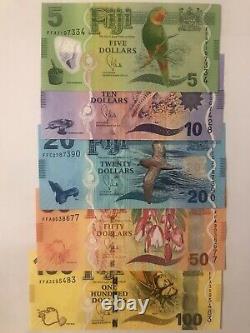 Ensemble de billets de banque de Fidji de 5 et 100 dollars de 2013, neufs sans circulation (UNC)